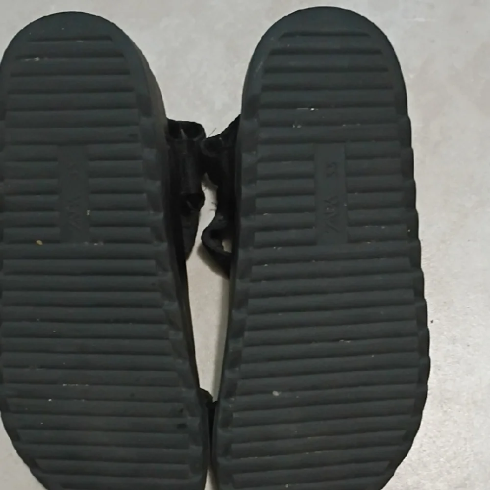 Zara Charcoal Textured Sandals